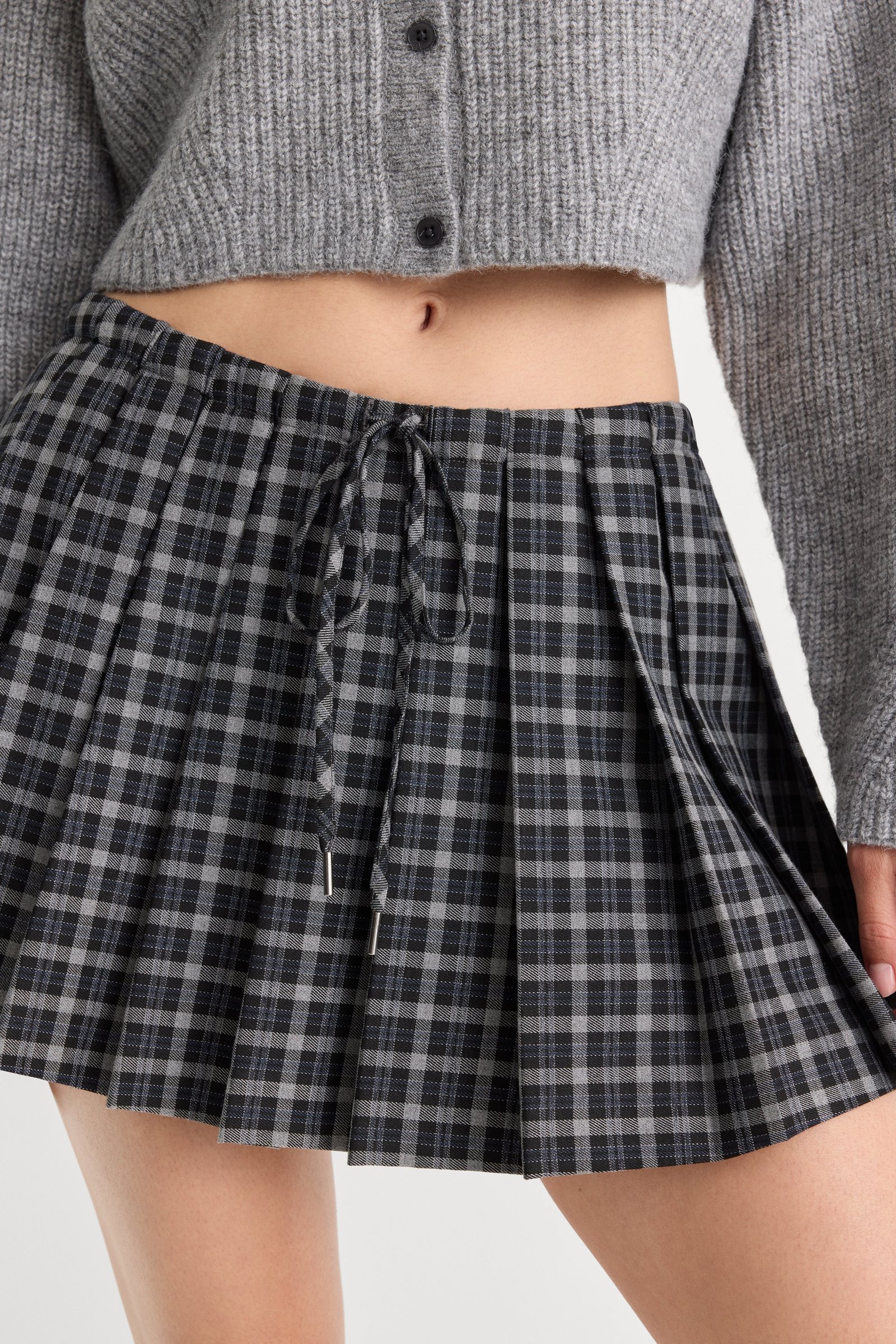 THE PLEATED SKIRT | CHARCOAL PLAID - Image 4
